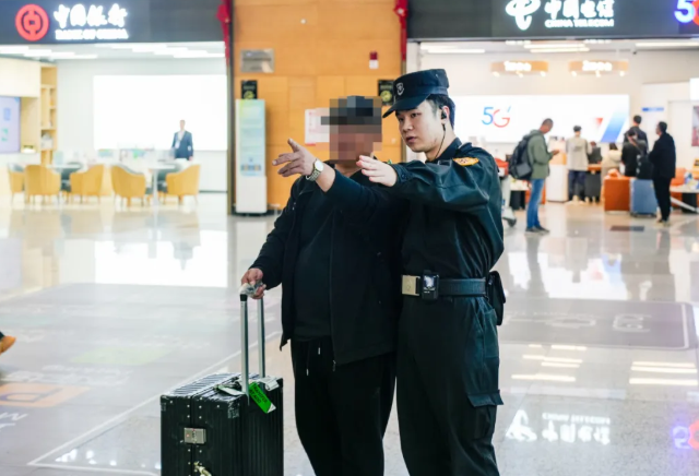 天府机场秩序维护队 在“劝退”与“引导”中「序」写平安