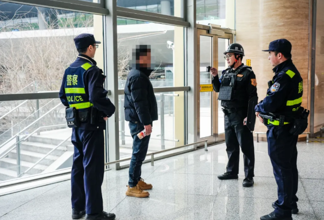 天府机场秩序维护队 在“劝退”与“引导”中「序」写平安
